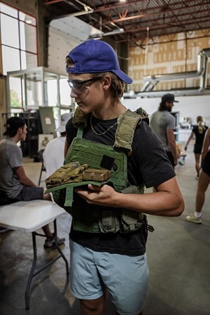 Un jeune participant essaie quelques pièces d’équipement du GTI.