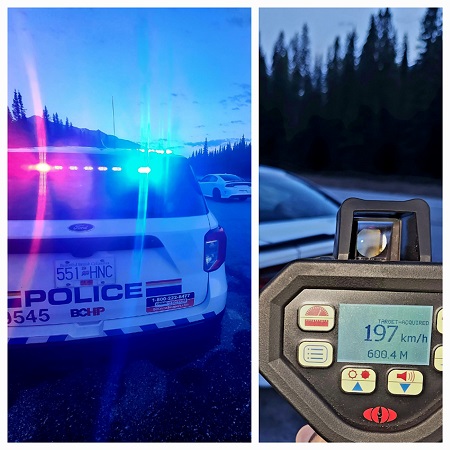 Photo de l’arrière d’un véhicule de police, feux d’urgence allumés, et de la voiture blanche d’un civil au loin. et un Photo de l’appareil de détection de vitesse laser affichant une vitesse de 197 km/h à 600,4 m.