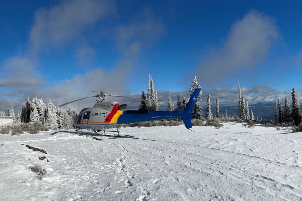 Helicoptere de la GRC sur le sommet d'un mont