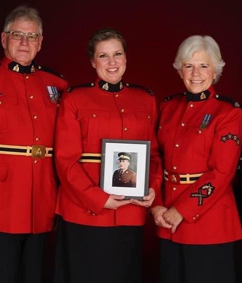 La gendarme Sandra Morse et ses parents, Ron et Donna Morse. Sandra tient une photo de son grand-père, Robert Burns.