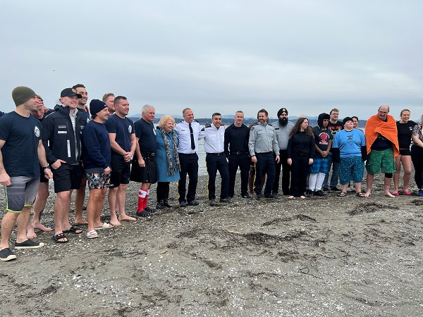 Photo des participants au Surrey Polar Plunge 2023 posant pour une photo ensemble à la plage