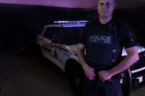 Sergent Brenton Brady debout à côté une voiture de police